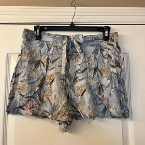 Floral shorts with tie